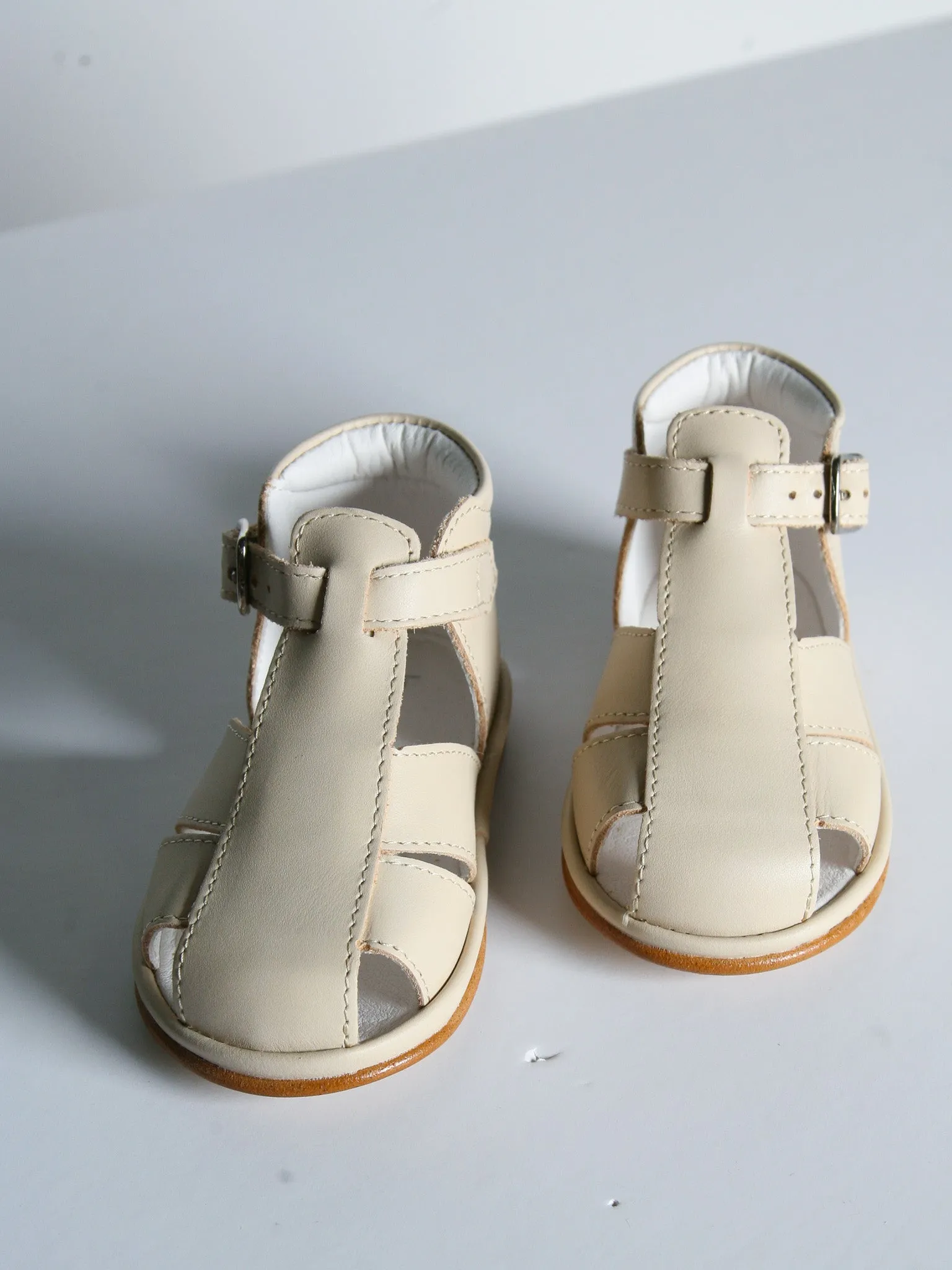 Borboleta 'Guy' Beige leather sandal